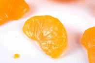 Низко- жирный свежий законсервированный апельсин мандарина в светлых закусках отдыха сиропа