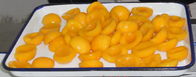 Безопасным новым персики законсервированные сезоном половинные в тяжелом сиропе пробуют сочными и сладкими