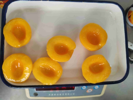 Сладкий натуральный консервированный жёлтый персиковый плод вкусно хранится при комнатной температуре