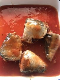 Плотно упакованные самые здоровые законсервированные рыбы, залуживанные сардины в томатном соусе