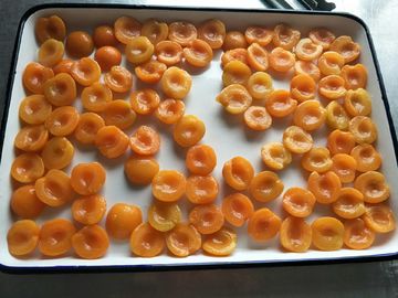 Законсервированные оптовой продажей половины абрикоса свежих фруктов в светлом сиропе