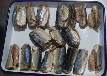 залуживанные 155г рыбы скумбрии в морепродуктах законсервированных рассолом в воде