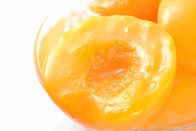 Исключите темные пятна законсервировал плоть желтых половин персика толстую без семени