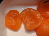 Очень вкусные законсервированные половины абрикоса в светлом сиропе никаком добавляют все искусственные цвета