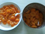 Половины нового урожая свежие и питательные законсервированные абрикоса в сиропе золотом Солнце