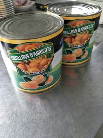 Законсервированные оптовой продажей половины абрикоса свежих фруктов в светлом сиропе