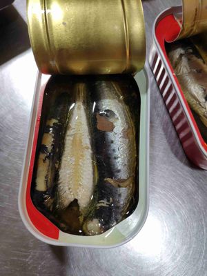Легко открыть консервированные сардины Рыбные сорта Сардины Вкусные и питательные для любого блюда