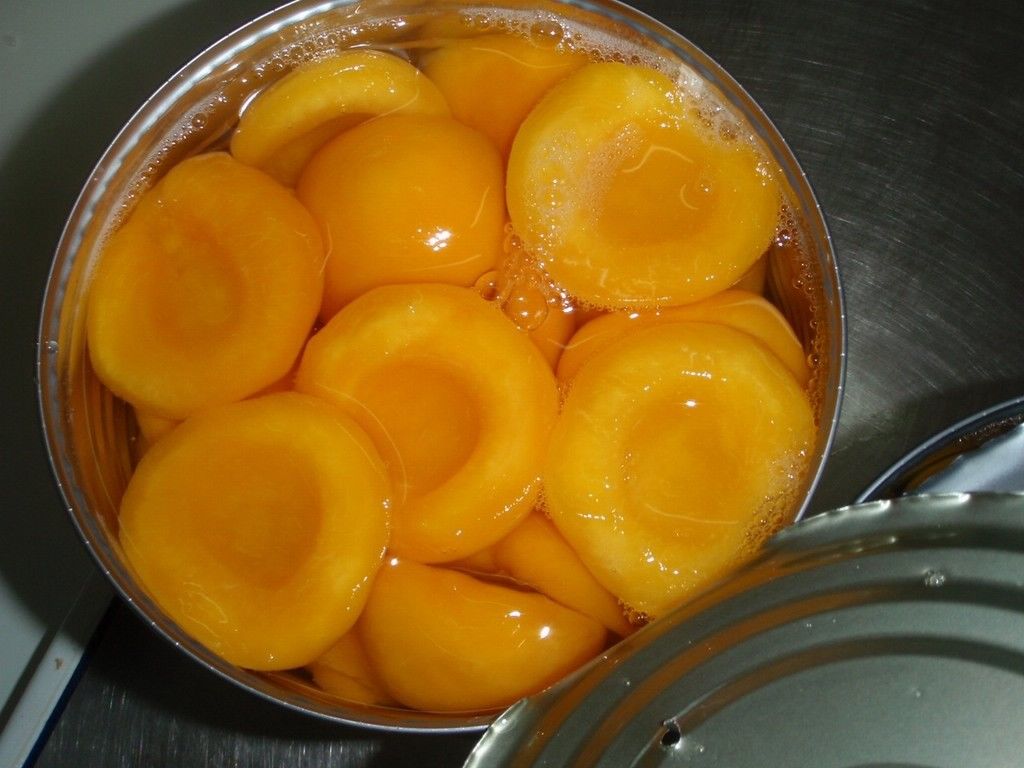 Отсутствие законсервированных добавкой желтых половин персика для салатов закусок десертов