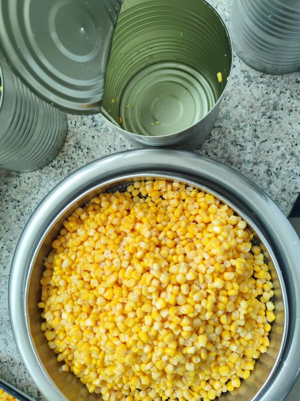 Консервированная сладкая кукуруза со специями, изготовленная из свежих ингредиентов для приправленных блюд