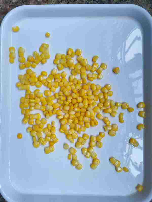Консервированная сладкая кукуруза, пригодная для еды