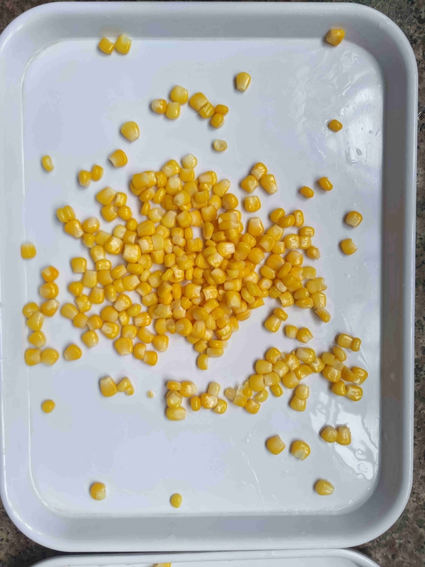 Удалённый вес 840 г Консервированная сладкая кукуруза из свежей сладкой кукурузы с сахарным ингредиентом