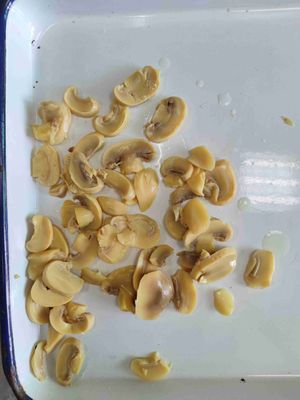 Хранить маринованные грибы в прохладном и сухом месте