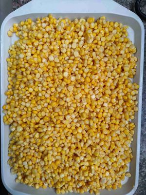 Консервированная сладкая кукуруза высочайшего качества с массой нетто 425 г и сертификацией BRC для универсального кулинарного использования.