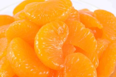 Богатый плод апельсина мандарина витамина К в тяжелом сиропе держит ваши глаза яркий