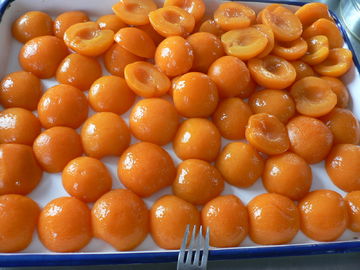 Целый/половины консервируя заповедники абрикосов, законсервированные абрикосы в соке