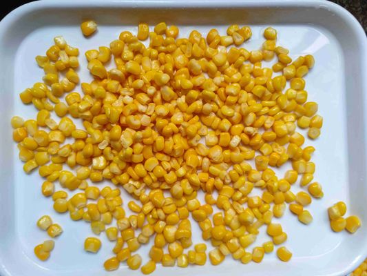 Консервированная сладкая кукуруза высшего качества, вес нетто 425 г, упакованная в 24 банки в картонной упаковке для оптовых закупок