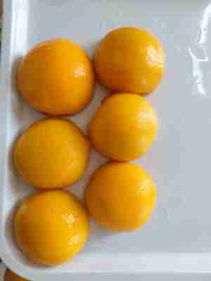 Прекрасный консервированный желтый персик для любителей фруктов, подается охлажденным или при комнатной температуре