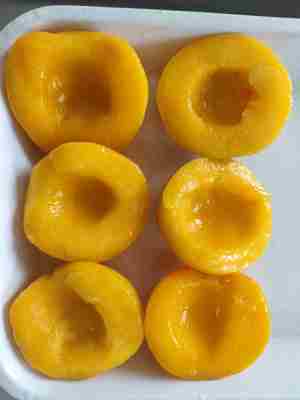 Насладитесь консервированными желтыми персиками! Без консервантов, только натуральная польза.