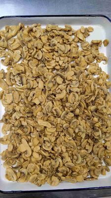 Свежевыбранные консервированные кусочки грибов и стебли с натуральной солью